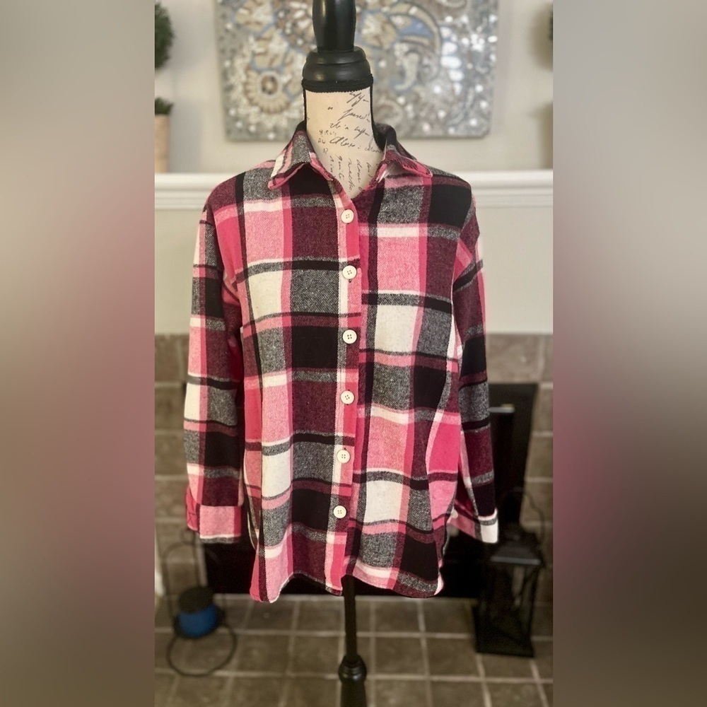 🖤WARM & COZY! Oversize plaid flannel, women’s size small – see video 🎥